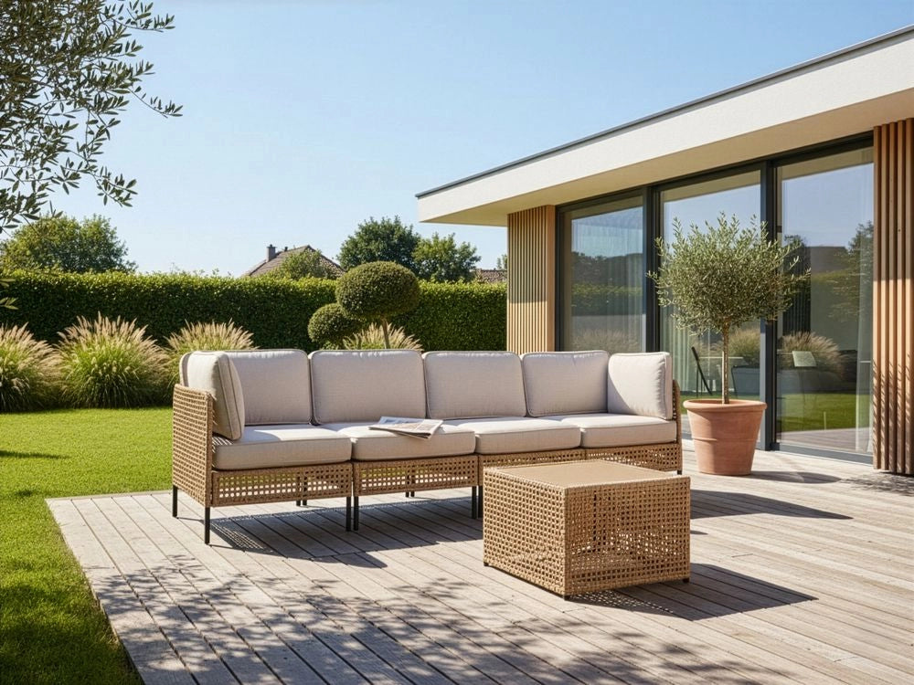 Divano da esterno con tavolino in rattan PE beige chiaro a 4 posti con struttura in metallo cuscini per seduta e schienale piano in vetro