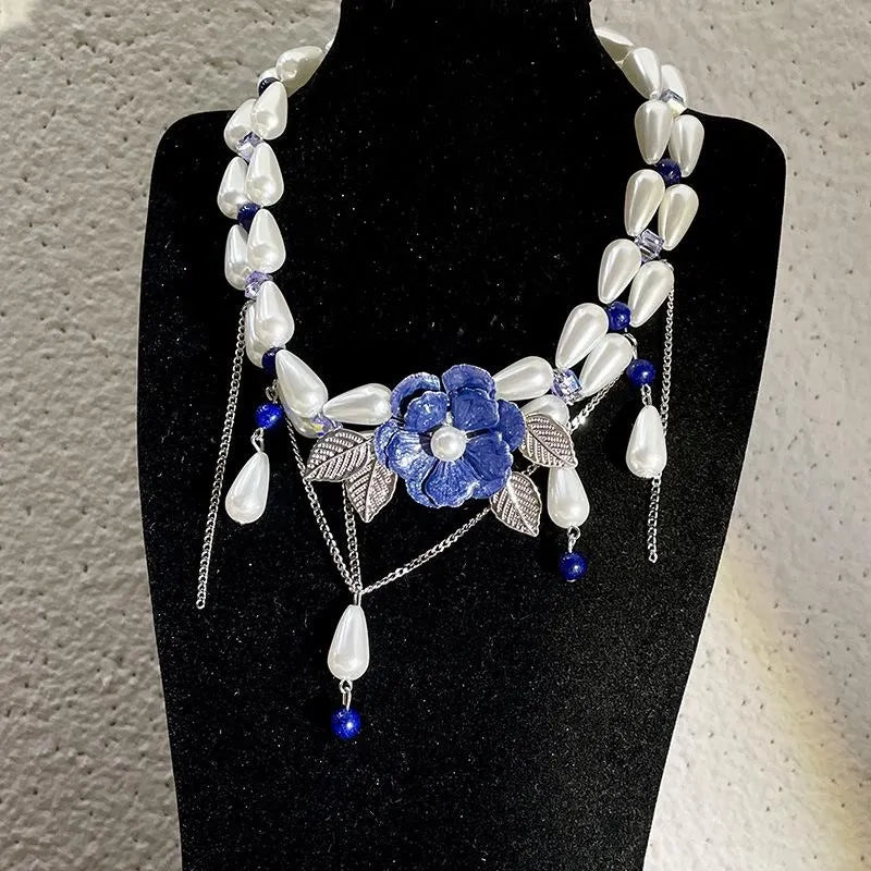 Collana fatta a mano con fiore blu e perla e nappa, regalo di Natale o di compleanno.