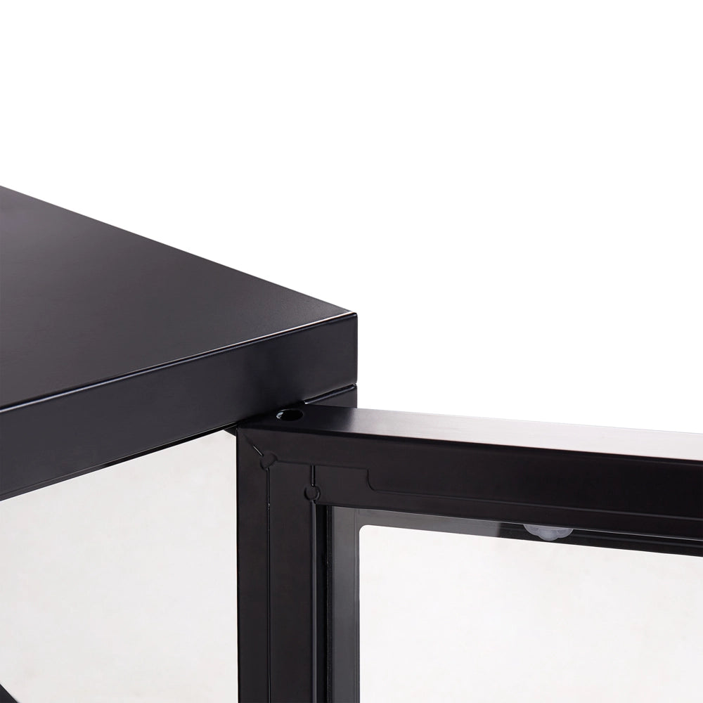 Credenza a 3 ante in acciaio nero con vetro temperato, ripiani regolabili, tappi per le gambe, mobili per il soggiorno dal design moderno.