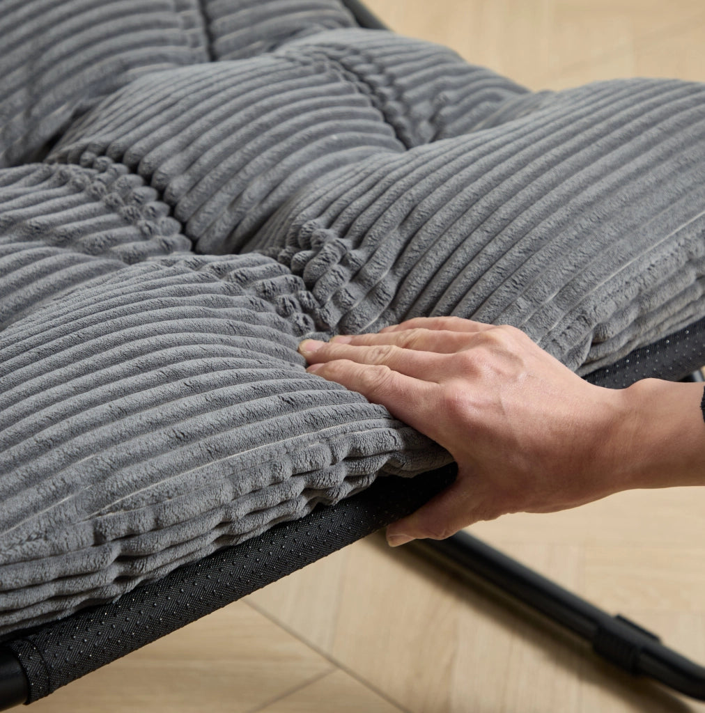 Poltrona lounge da esterno con pouf in acciaio; cuscino grigio