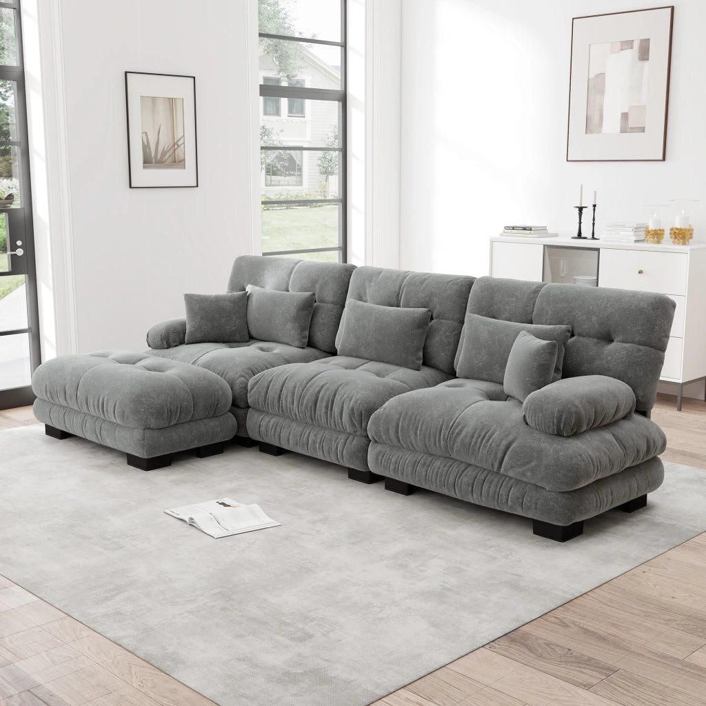 Divano angolare modulare in chenille con seduta profonda, ottomane e cuscini decorativi, grigio per soggiorno