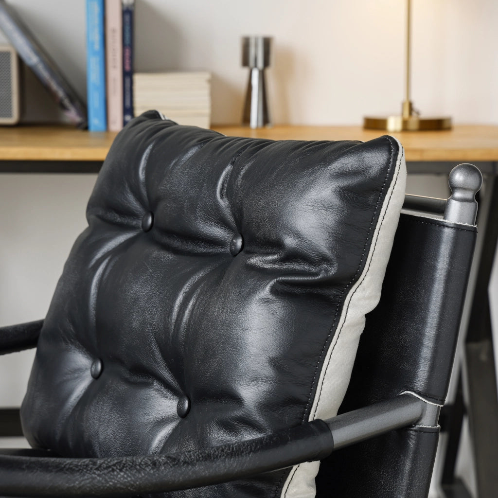 Poltrona in pelle stile Mid Century Modern con struttura in metallo nero, per soggiorno e camera da letto