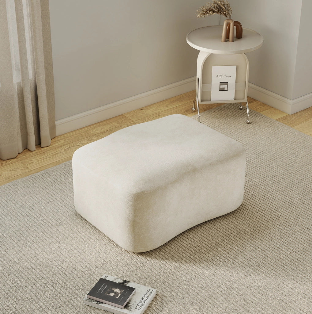 Divano modulare beige in velluto; seduta profonda con pouf collegabile