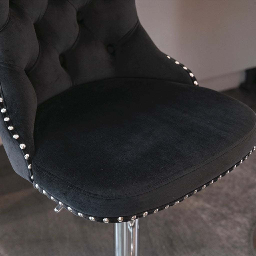 Sgabello da bar girevole in velluto con altezza regolabile, schienale ergonomico e base cromata nera per casa