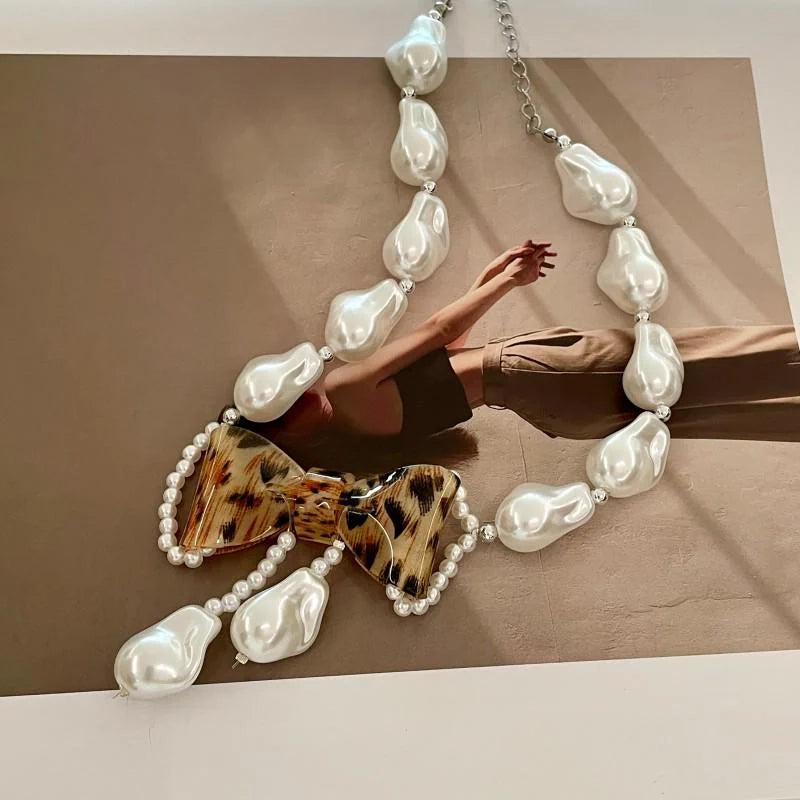 Collana di perle a forma di fiocco fatta a mano, regalo di Natale o di compleanno.