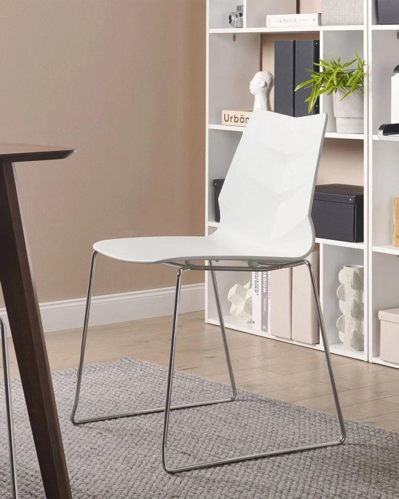 Set di 4 sedie da pranzo bianche impilabili con braccioli in plastica con gambe in acciaio Sedie da conferenza Design scandinavo moderno e contemporaneo Sedute per la sala da pranzo