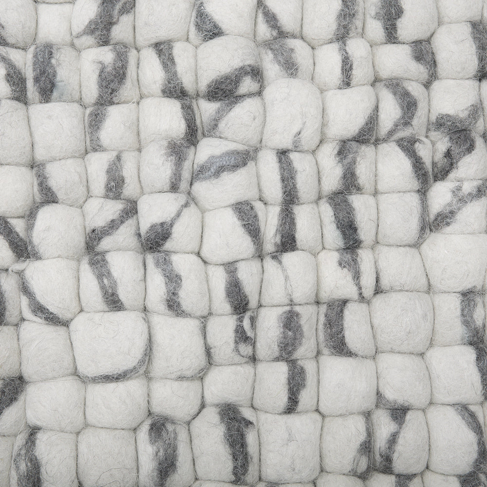 Tappeto tappetino grigio chiaro 160 x 230 cm in feltro di lana con palline intrecciate a mano