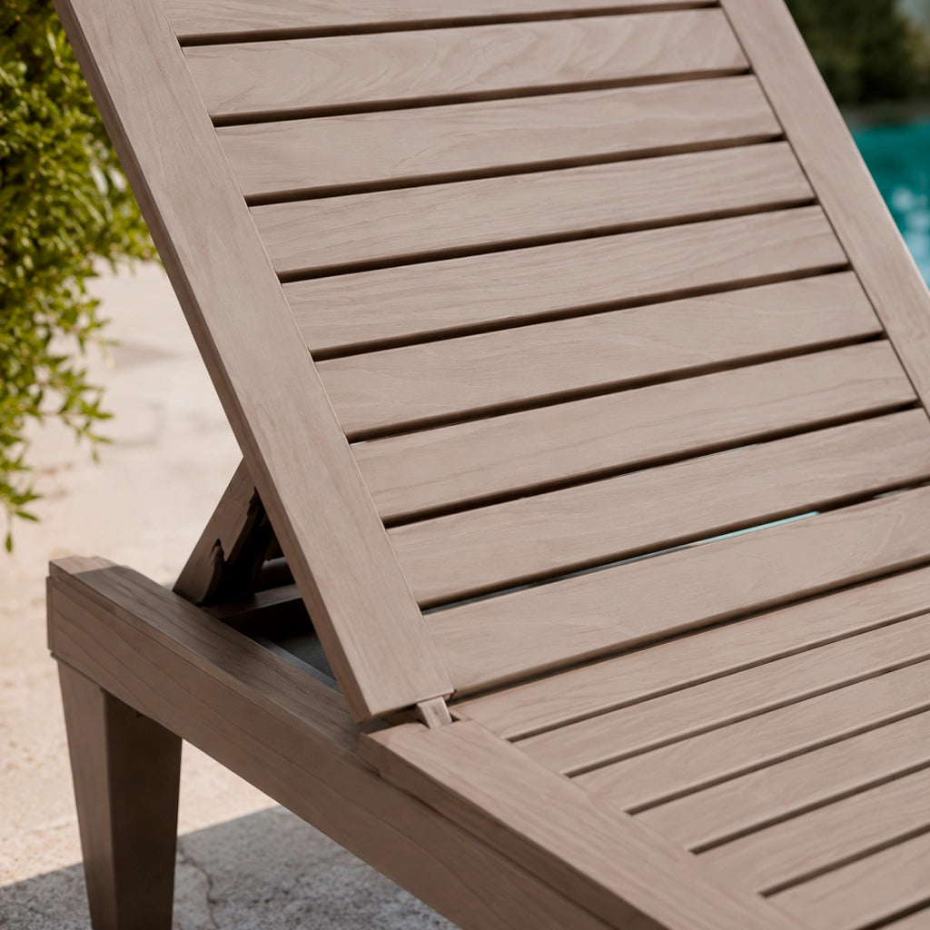 Set Due Lettini Relax Da Esterno Con Schienale Reclinabile In Polipropilene Effetto Legno Per Piscina Giardino Patio E Spa 190 x 57.5 x 29 Cm Marrone