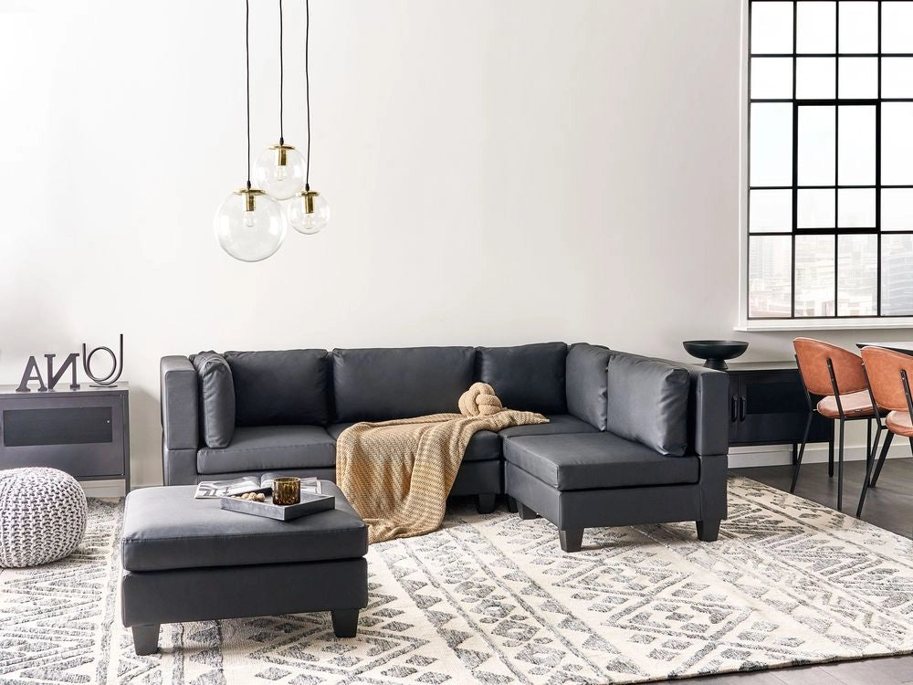 Divano componibile 4 posti imbottito in tessuto nero con gambe nere schienale imbottito lato sinistro con pouf stile moderno