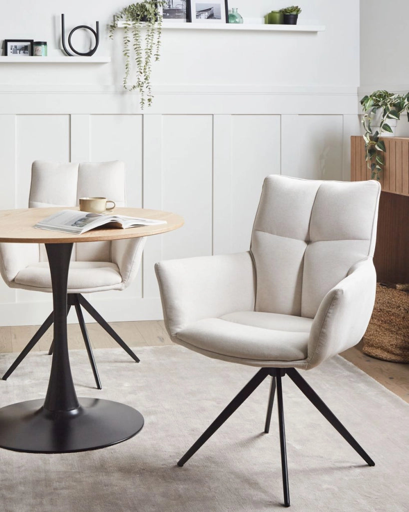 Sedia da pranzo Bianco sporco con rivestimento in poliestere Gambe nere in ferro Braccioli girevoli Mobili da sala da pranzo in stile moderno