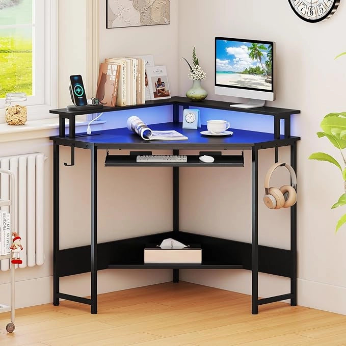 Scrivania per Computer, Scrivania Gaming Triangolare con Stazione di Ricarica, LED, Vassoio per Tastiera e Supporto per Monitor, 80 x 80 x 88 cm, Desk Salvaspazio con Ganci e Scaffale (Nero)