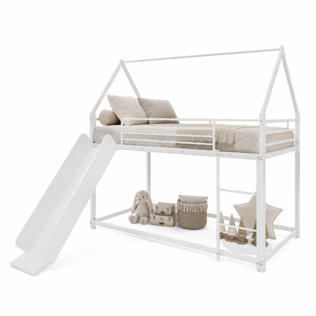 Letto a castello per bambini con scivolo e scale in metallo bianco, struttura a casetta per cameretta pratica e divertente