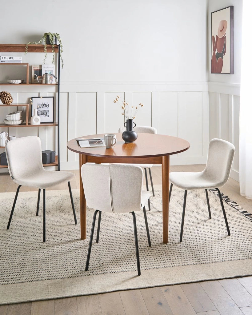 Set di 4 sedie da pranzo in tessuto Tappezzeria beige chiaro Gambe in metallo nero Design moderno e retrò