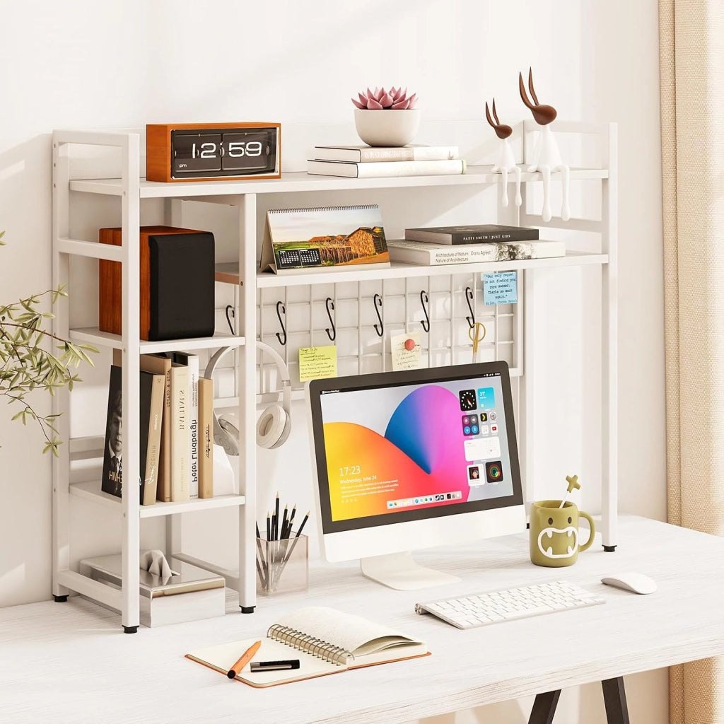 Mensola da Scrivania, Scaffale Espositivo a 4 Ripiani con Pannello a Griglia Metallica e 6 Ganci, Organizzatore da Scrivania per Computer, per Ufficio Casa Dormitorio, 94x25x73,5 cm (Bianco)