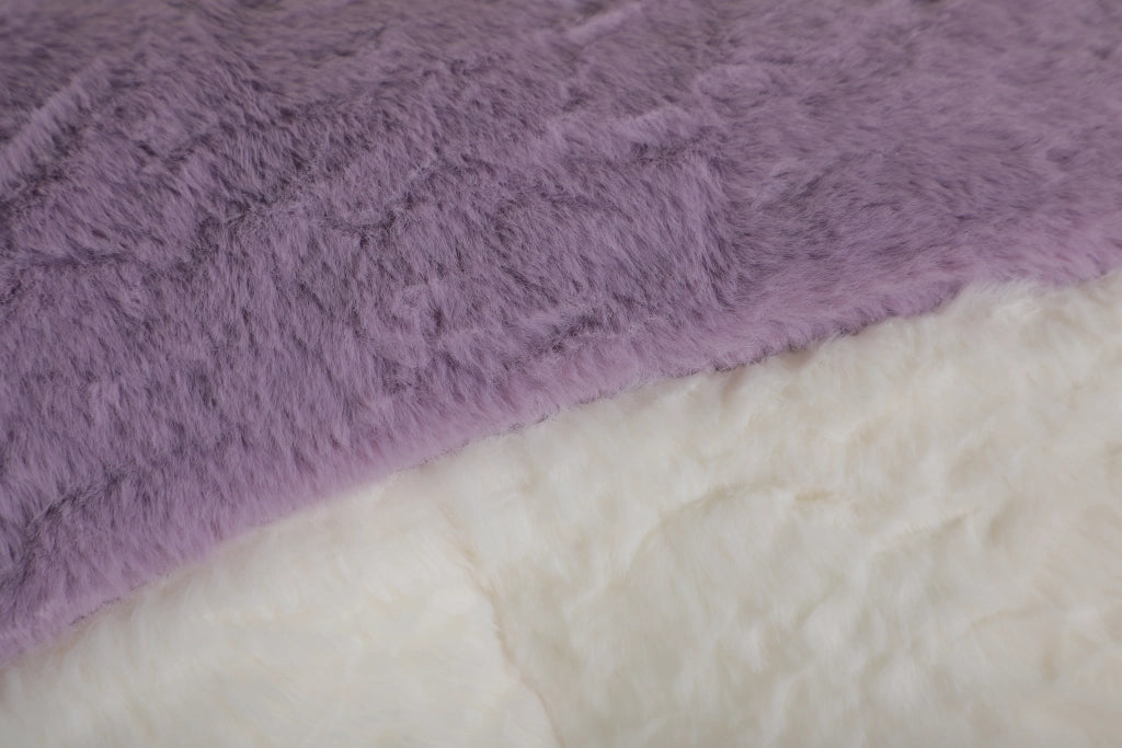 Poltrona pouf con imbottitura in schiuma sminuzzata, maniglia e base antiscivolo, in pelliccia sintetica multicolore
