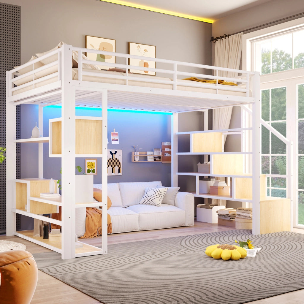 Letto a soppalco 140x200 cm con spazio libero sottostante; LED; ripiano; gradini integrati e parapetto; metallo bianco