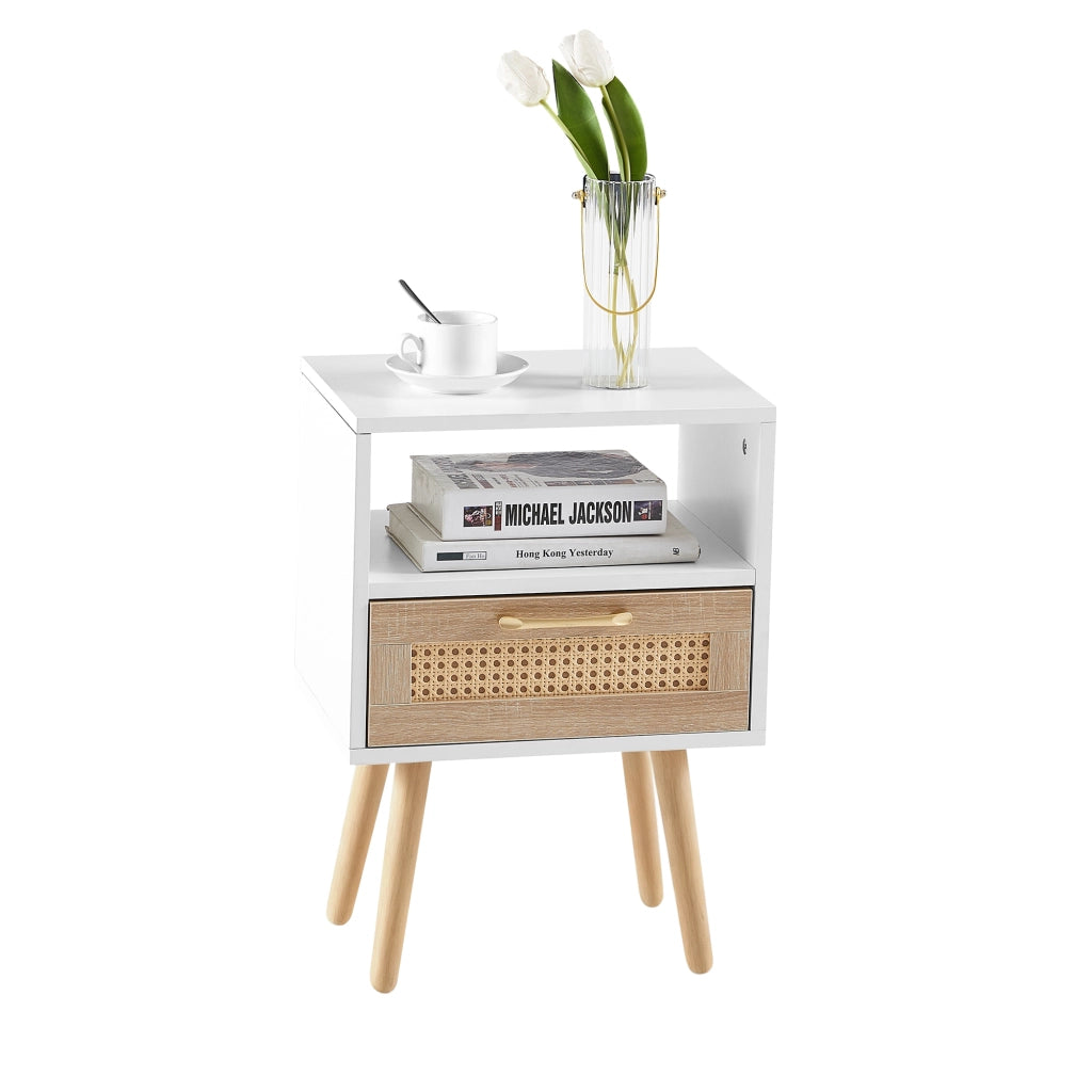 Comodino con 1 cassetto e gambe in legno massiccio, frontale in rattan, per camera da letto, bianco, 40 × 30 × 55 cm