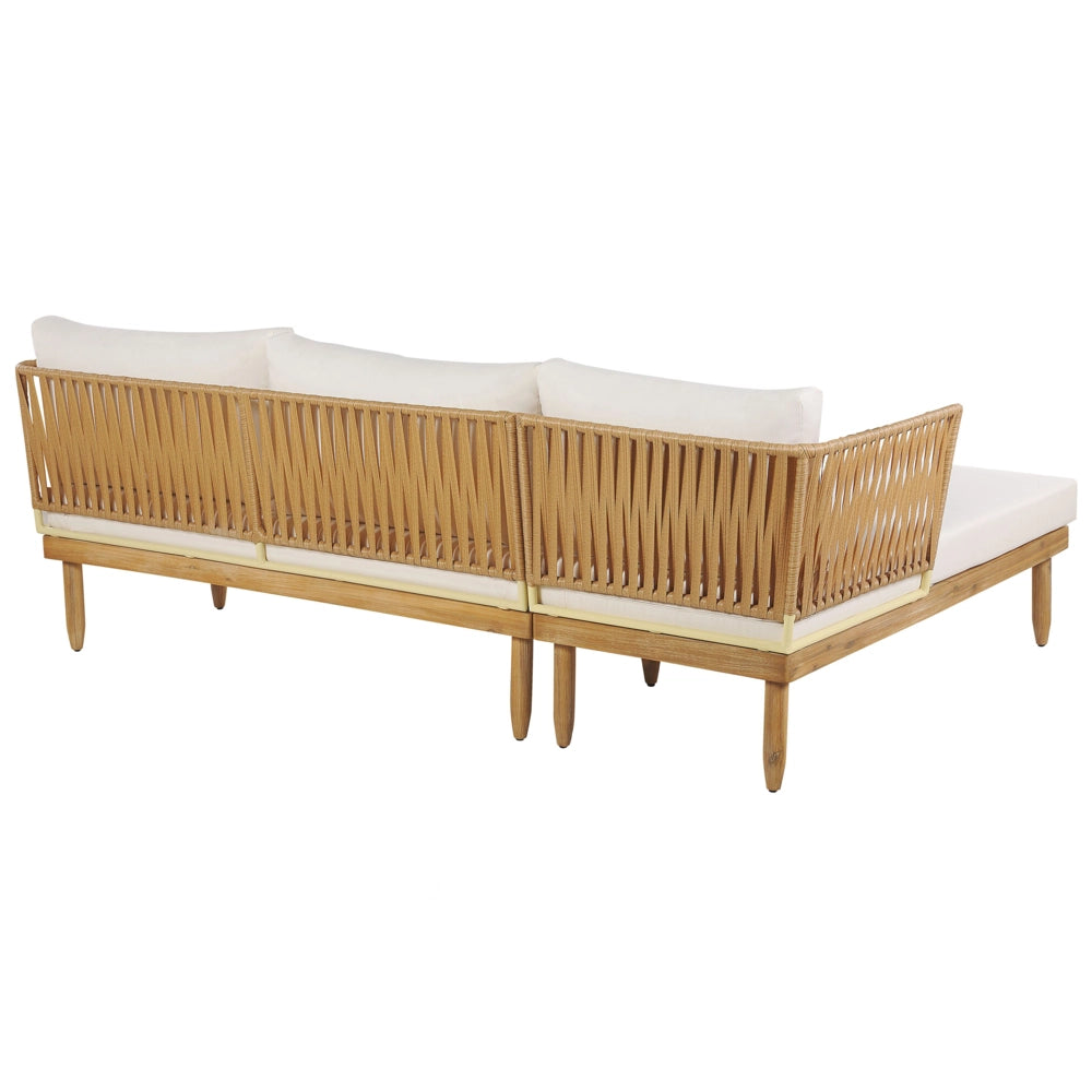 Salotto da esterno in legno di acacia con cuscini bianco sporco e tavolino da caffè con poltrona in finto rattan
