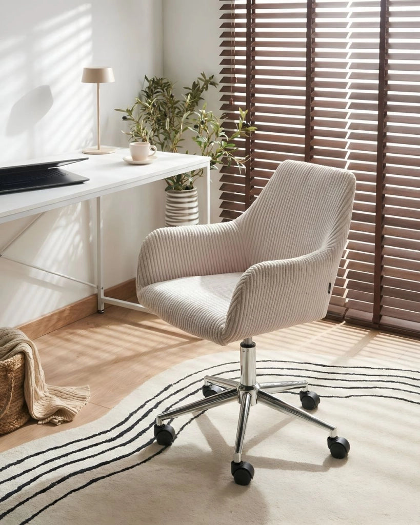 Sedia da ufficio beige chiaro con seduta e schienale in velluto a coste girevole regolabile in altezza moderna per ufficio domestico