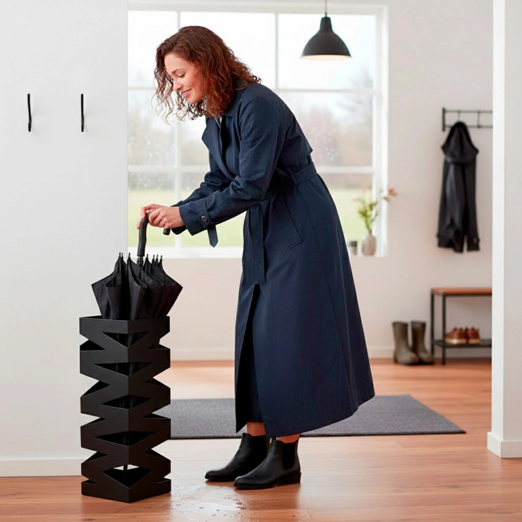Portaombrelli In Acciaio Zincato Per Casa E Ufficio Con Intarsi Decorativi Base Antiscivolo Vaschetta Scolapioggia 2 Ganci Removibili Design Moderno Ingresso 49 X 15.5 X 15.5 Cm Nero