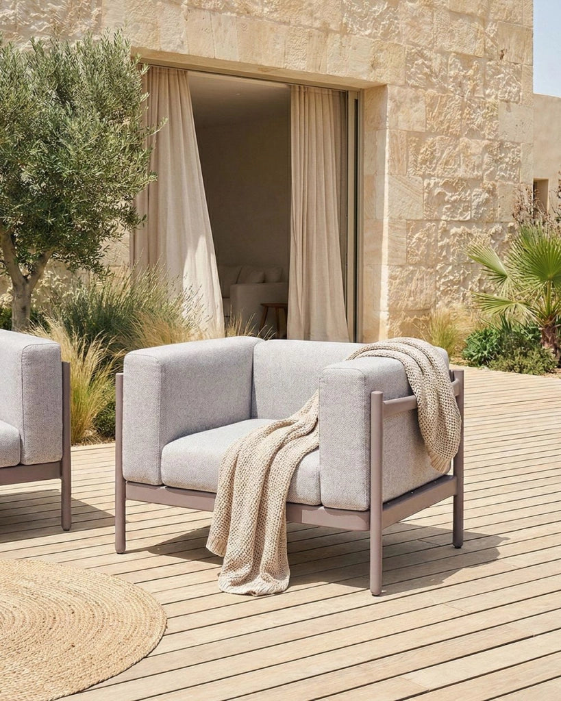 Set di 2 poltrone da giardino tortora Struttura sintetica Set di 2 sedie da esterno con cuscini Stile moderno