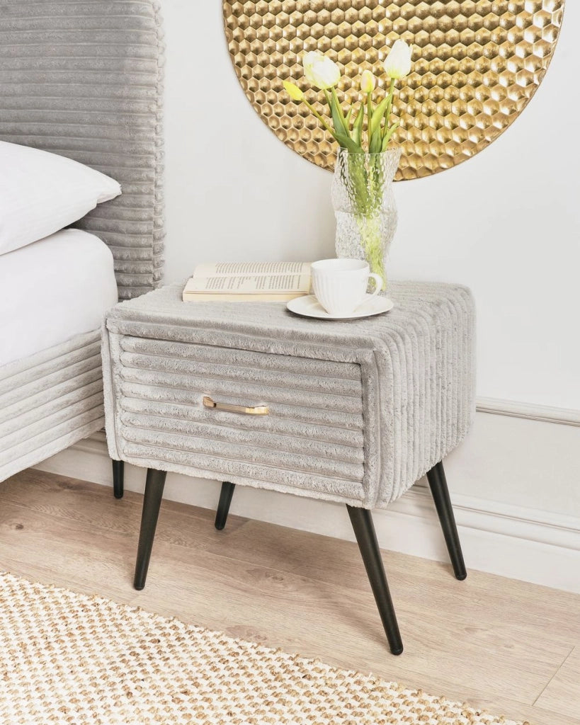 Comodino con rivestimento in velluto grigio chiaro con 1 cassetto Mobili per camera da letto dal design minimalista