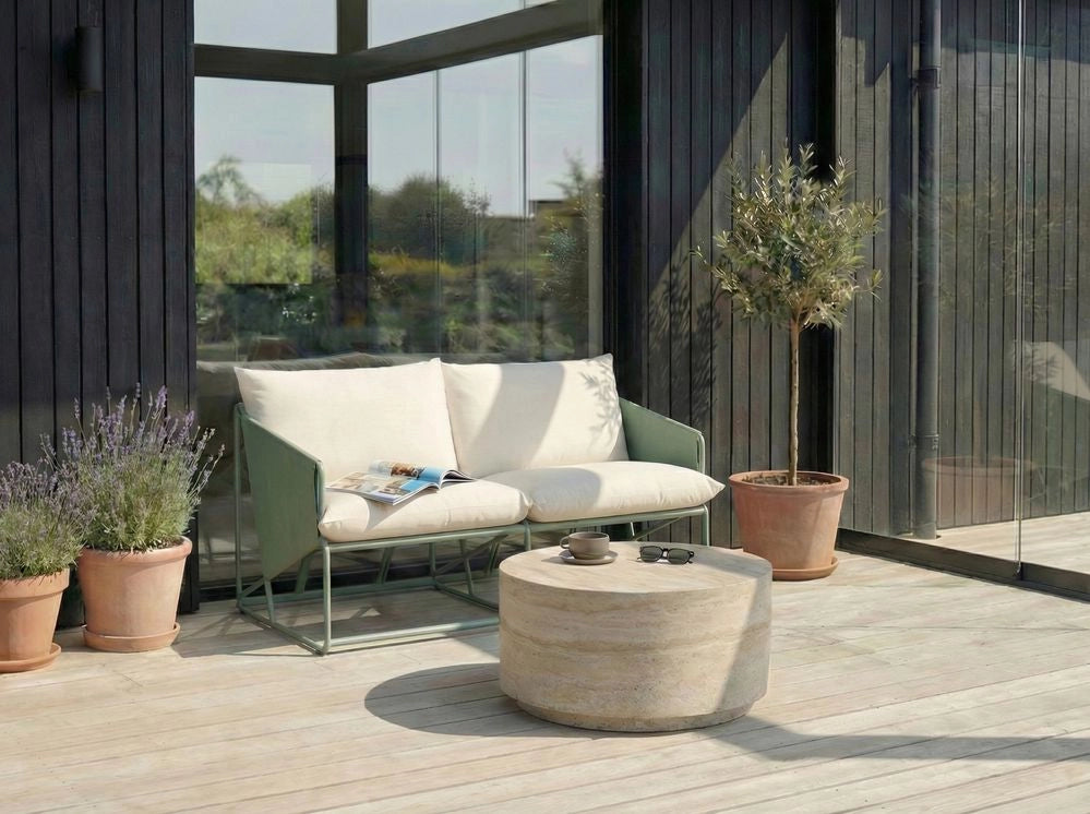 Divano basso oversize in metallo con cuscini schienale e seduta Arredamento da interno ed esterno Giardino verde stile moderno e rustico