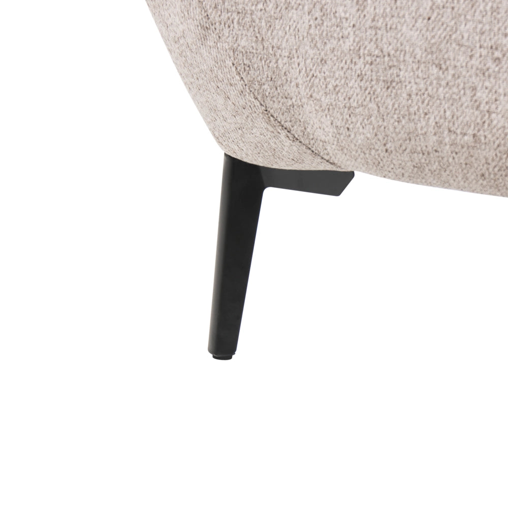 Poltrona in tessuto beige con braccioli, trapuntatura decorativa e gambe in metallo nero angolo lettura moderno per il soggiorno