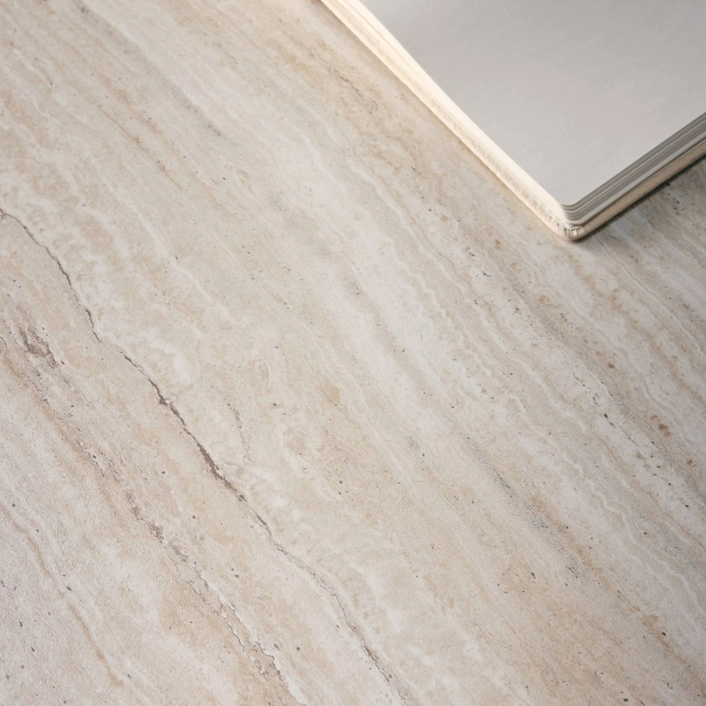 Tavolino quadrato effetto legno, beige travertino