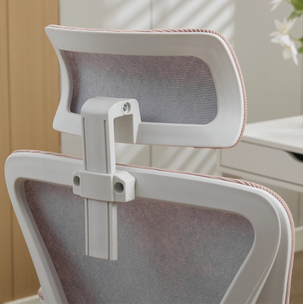 Sedia da ufficio ergonomica rosa con schienale in rete e braccioli regolabili