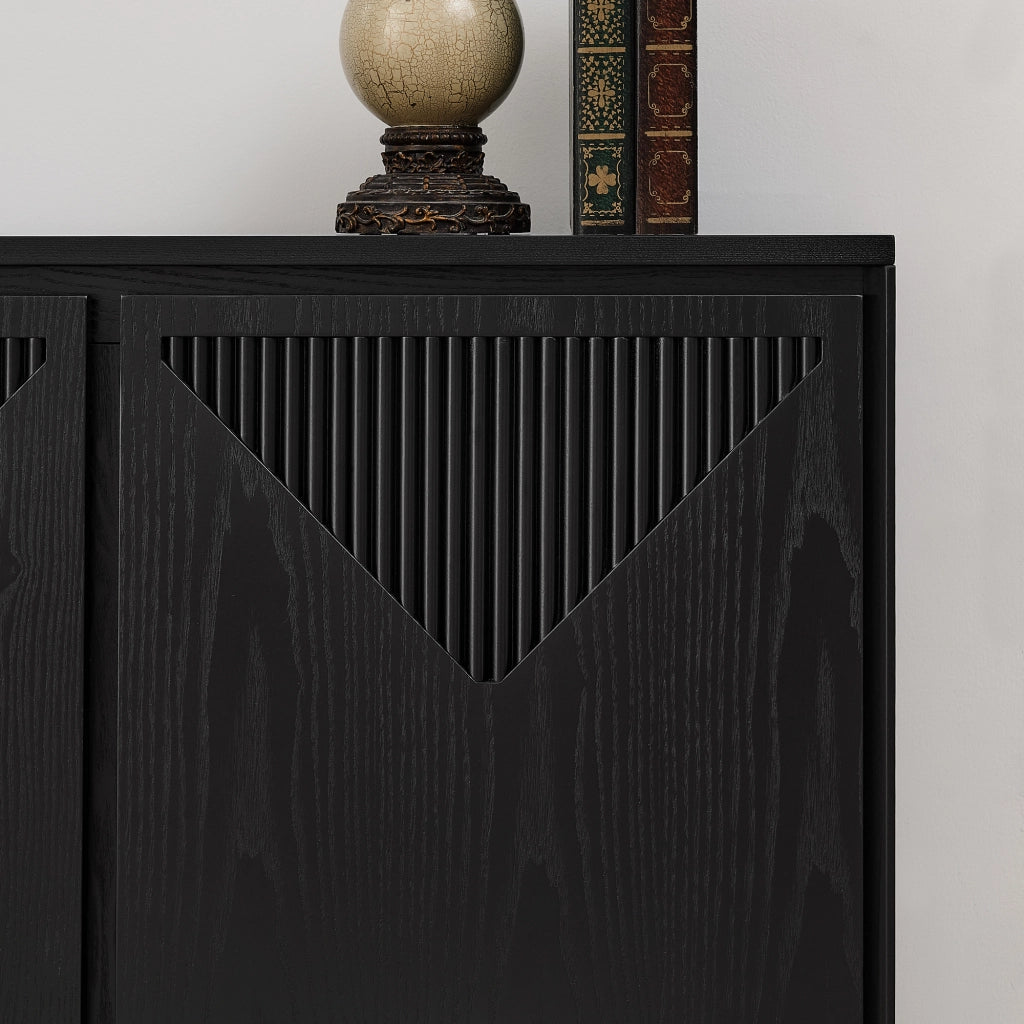 Credenza con ante scanalate a V e fori per prese in legno e MDF nero