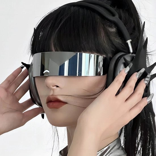 Occhiali da Sole Futuristici a Cilindro Completo con Riflessi Sporgenti e Lenti in Cristallo