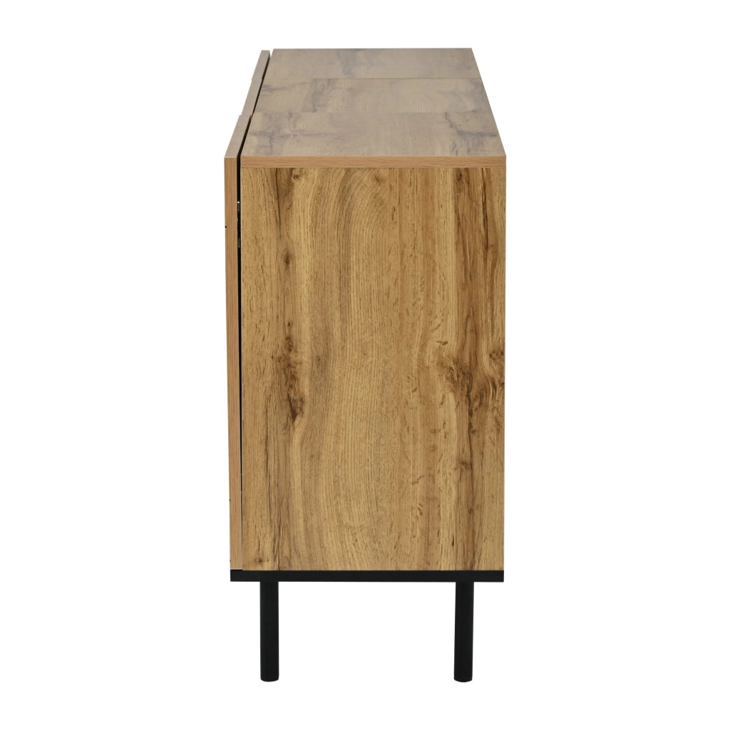 Credenza, mobile a tre ante, pannelli in truciolato, gambe di sostegno in metallo, colore legno naturale