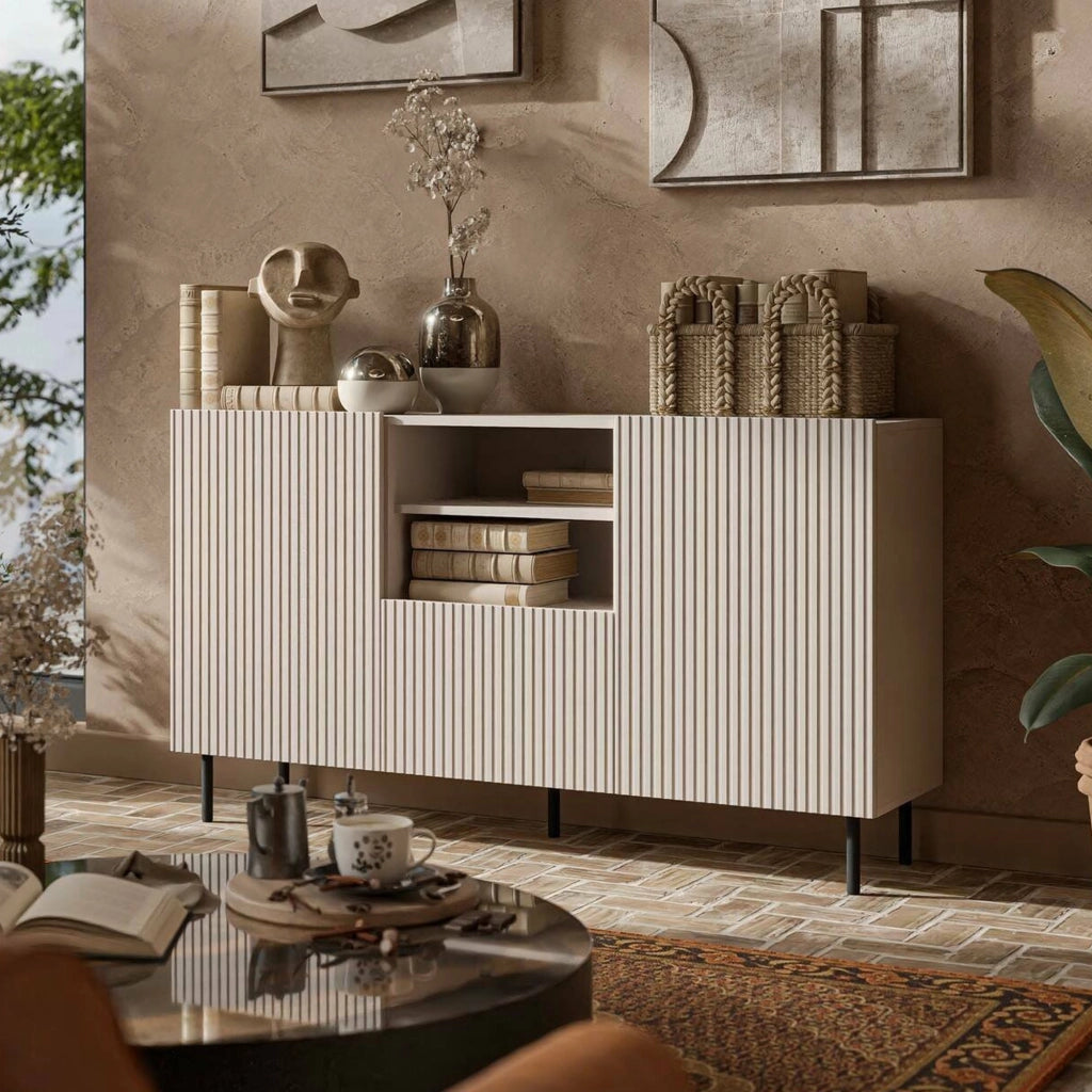 Credenza Malo, Madia da salotto con due ante battenti, un cassetto e due vani aperti, Design con effetto cannettato, 150x42 h82 cm, Beige