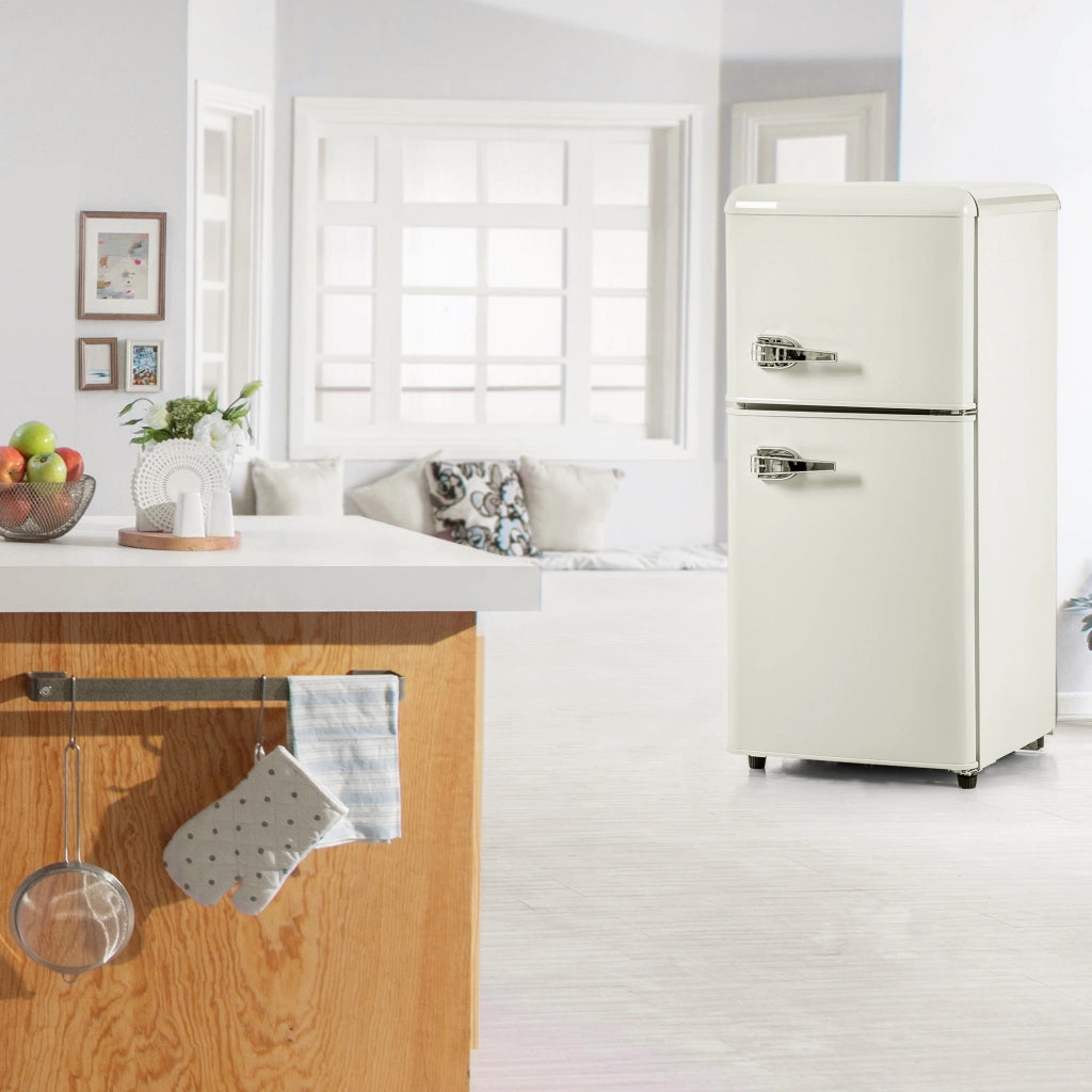 Frigorifero/congelatore in stile retr¨°. Altezza 88,8 cm, larghezza 45,5 cm, due porte, capacit¨¤ totale 60 litri, scomparto congelatore 22 litri.