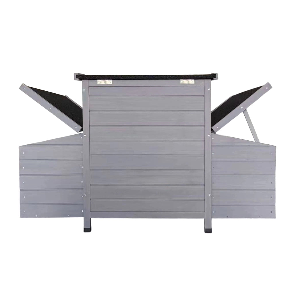 Pollaio in legno grigio chiaro con ventilazione laterale e cassette nido integrate