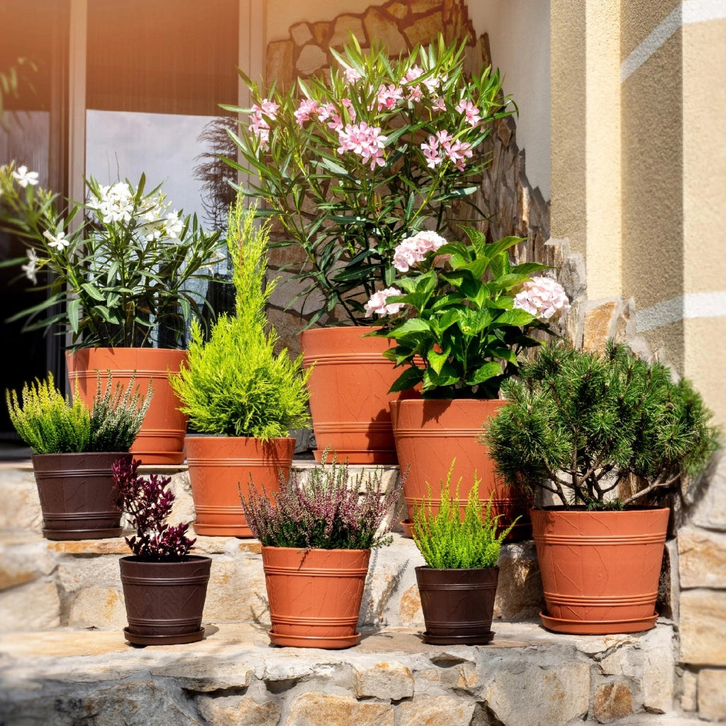 Vaso da fiori KADAX da 34 cm con coperchio effetto legno e supporto in plastica.