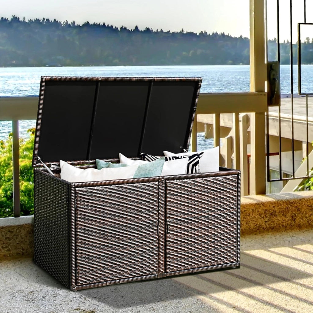 Cassapanca Contenitore da Esterno da 330L in Rattan, Telaio in Acciaio, Baule da Giardin Resistente ai Raggi UV, Mobile Balcone Impermeabile a 2 Ripiani per Cortile, 115x60x65 cm (Marrone)