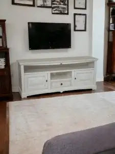 Mobile Porta tv Shabby chic in legno laccato bianco anticato mod goccia con cassetto E ante bugnate
