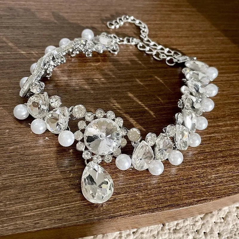 Collana barocca con diamanti realizzata a mano: un regalo scintillante al chiaro di luna.