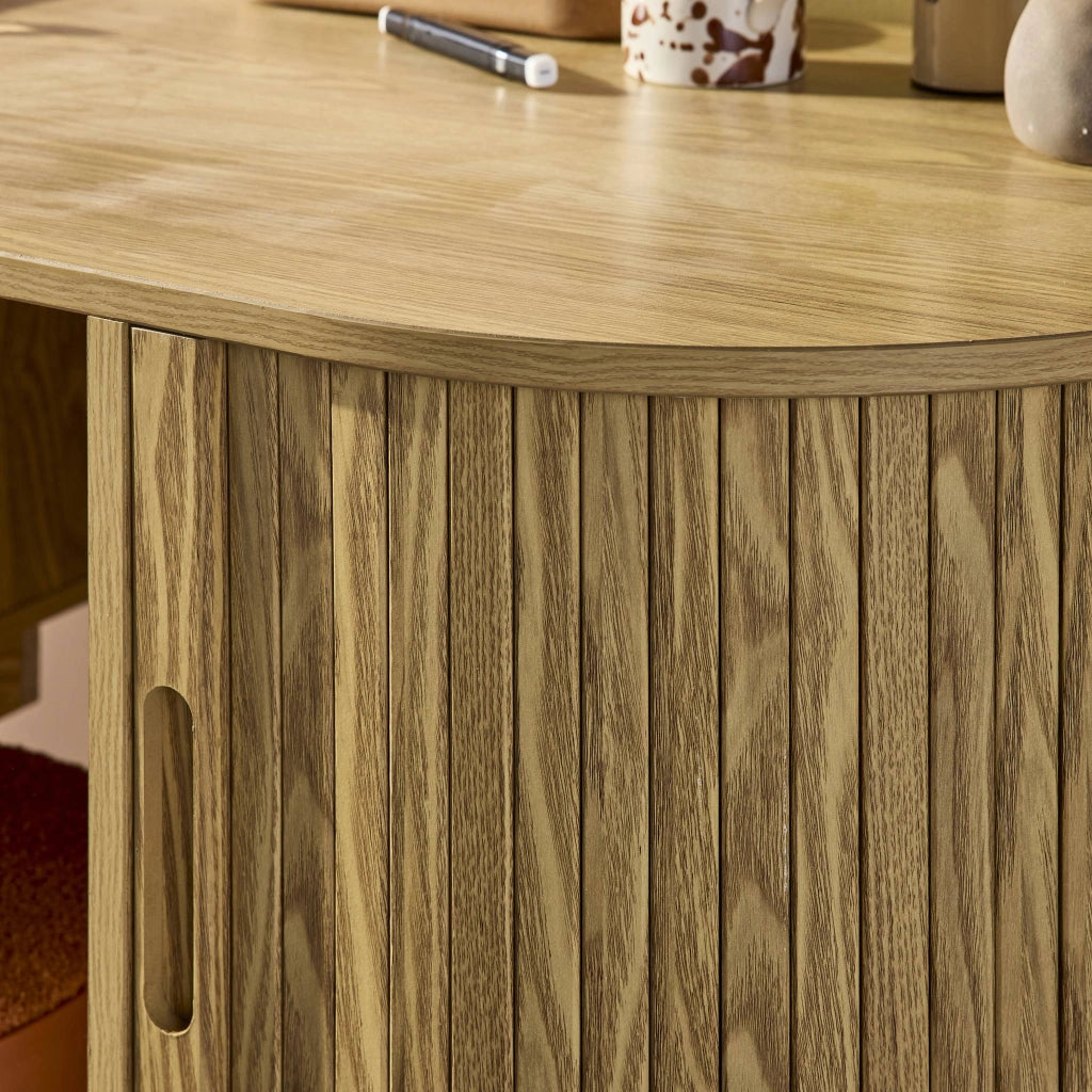 Scrivania ovale con effetto legno scanalato e due vani portaoggetti,