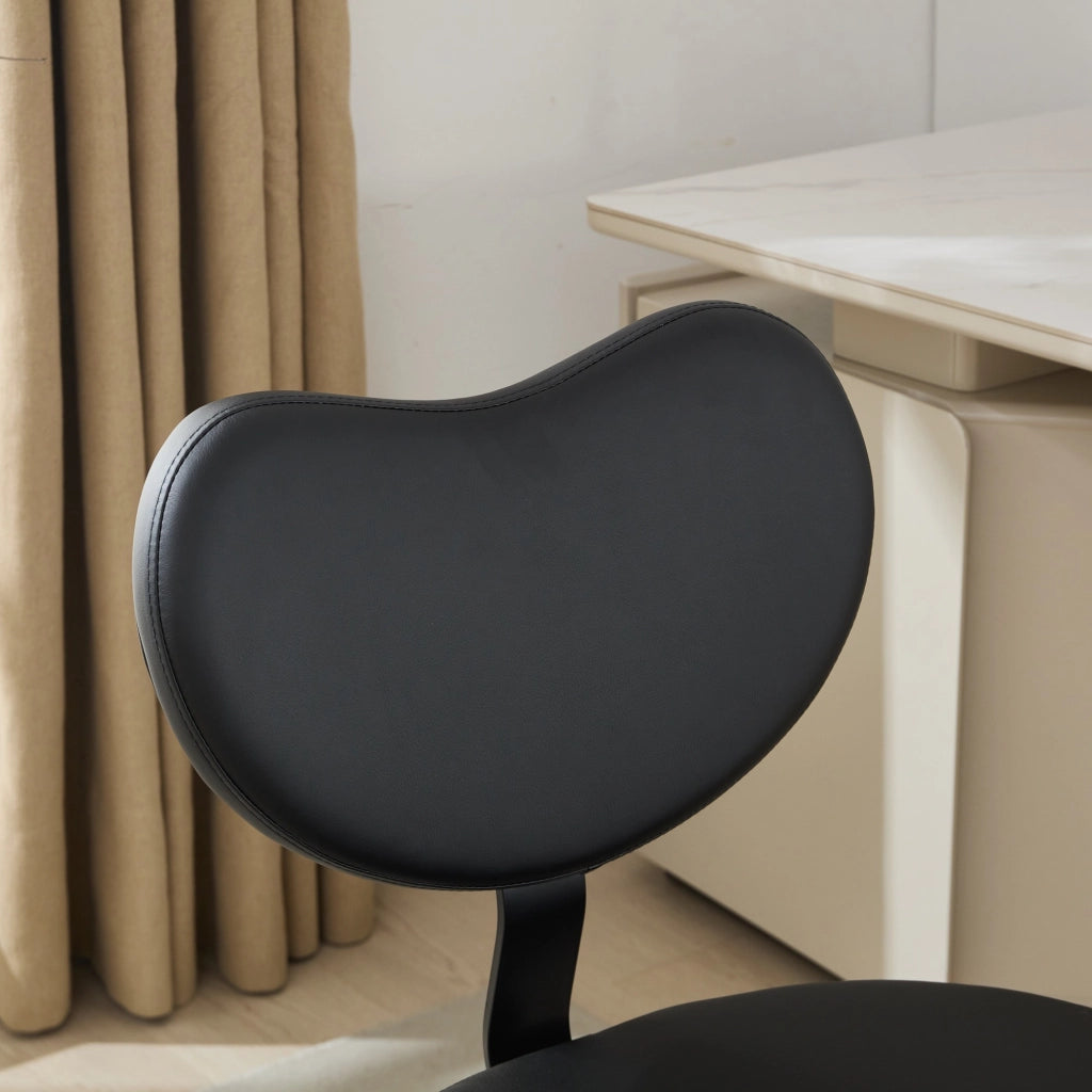 Sedia da ufficio ergonomica con seduta flessibile, poggiapiedi girevole e supporto lombare in pelle PU nera