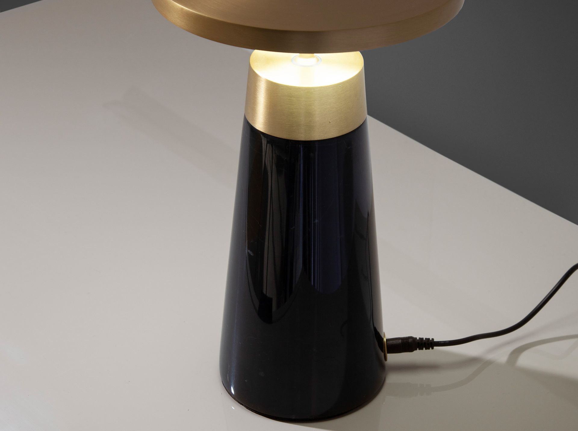 Lampada da tavolo in marmo nero e acciaio dorato