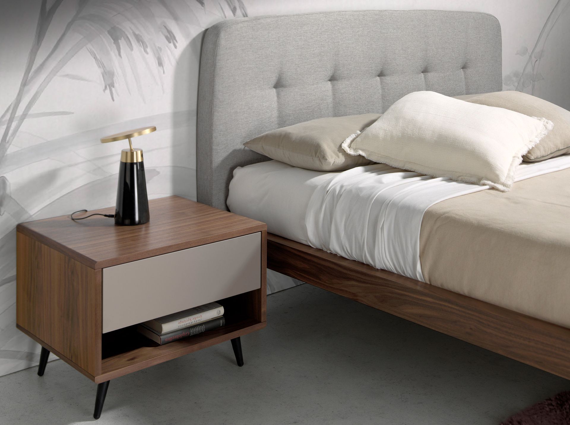 Lampada da tavolo in marmo nero e acciaio dorato