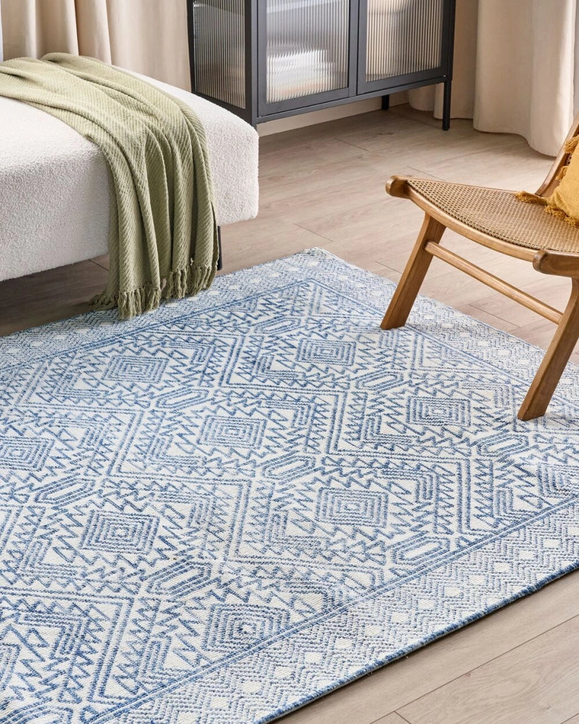 Tappeto da salotto moderno con motivo geometrico blu e bianco 160 x 230 cm soggiorno camera da letto