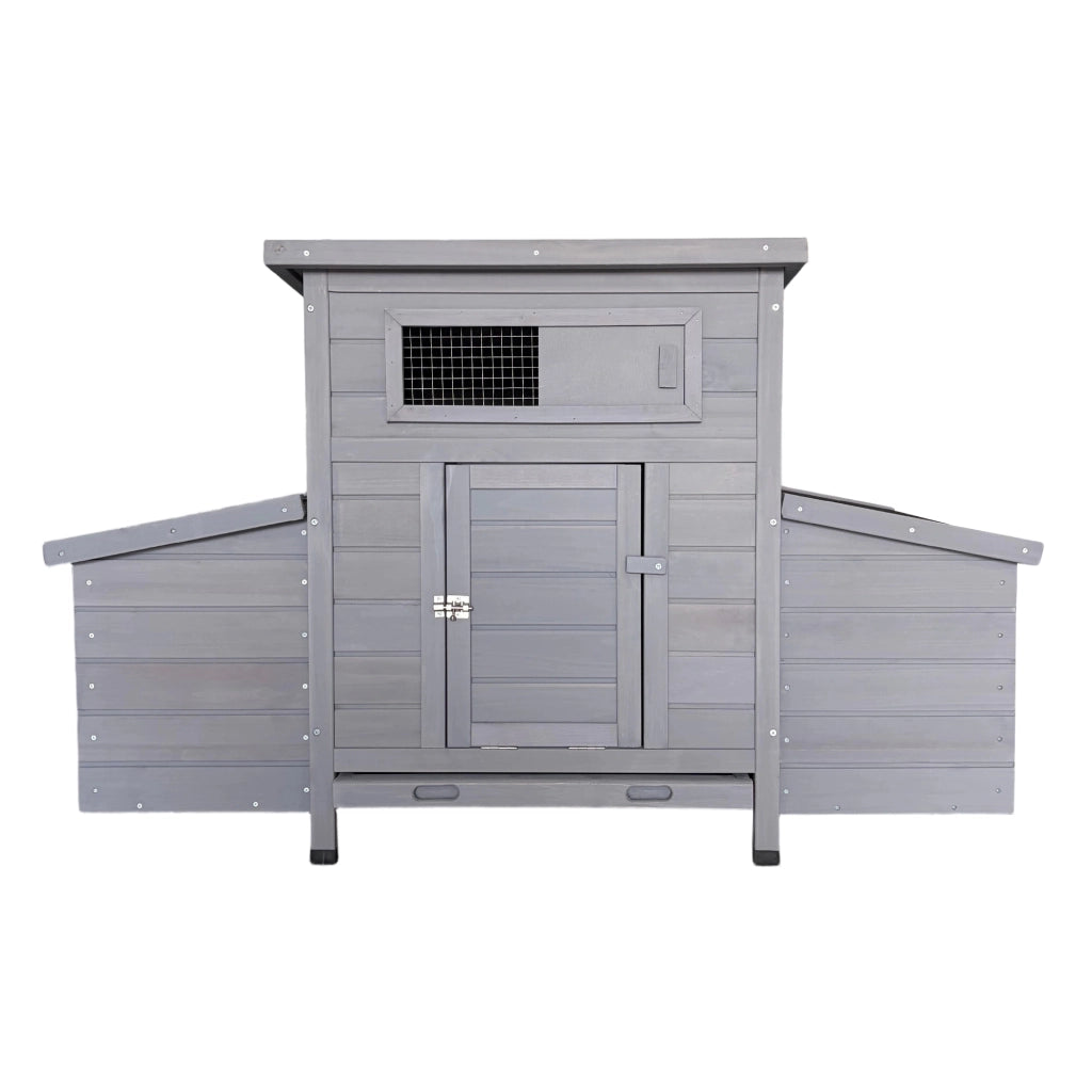 Pollaio in legno grigio chiaro con ventilazione laterale e cassette nido integrate