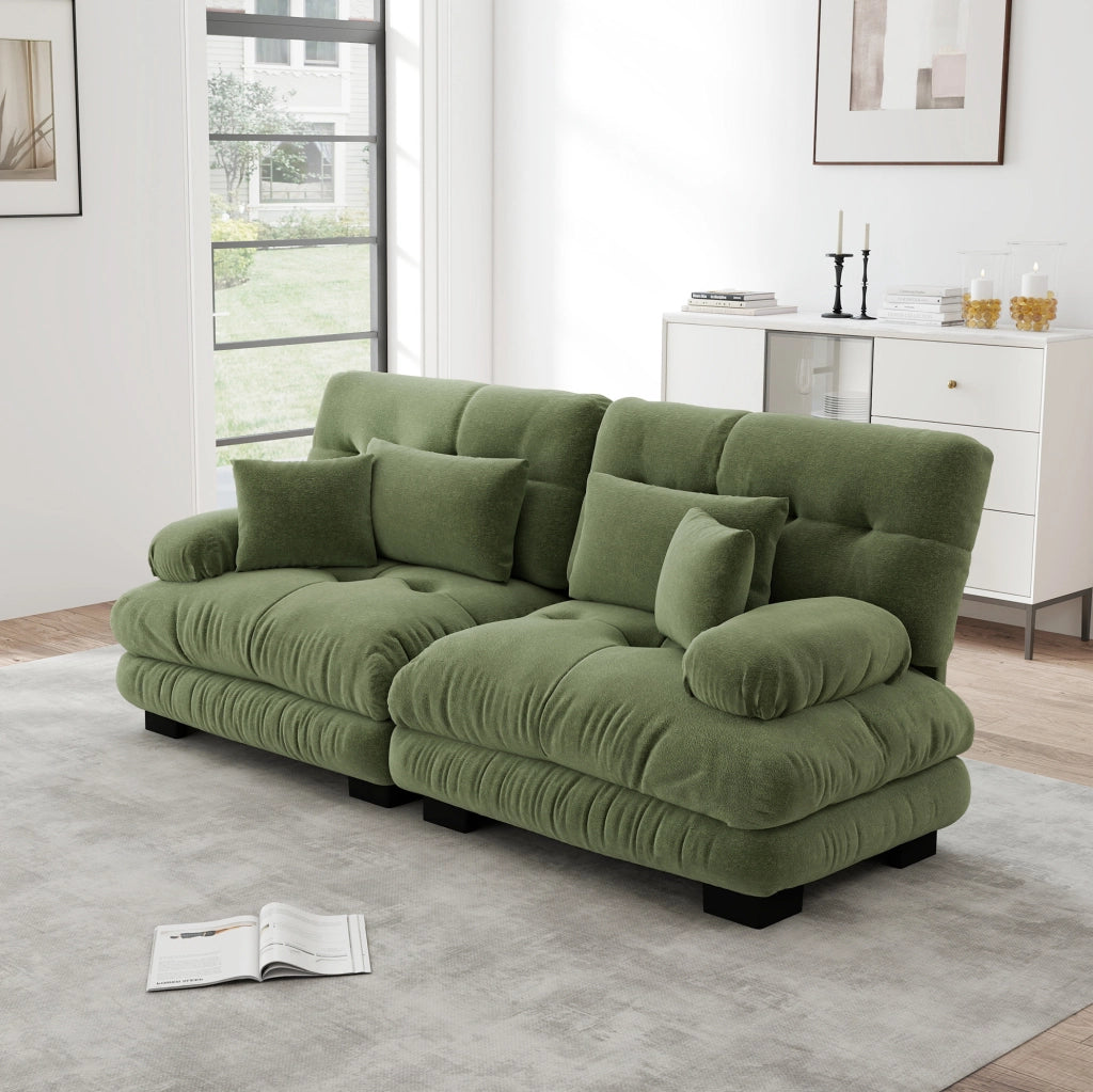 Divano modulare in chenille verde; seduta profonda e cuscini lombari