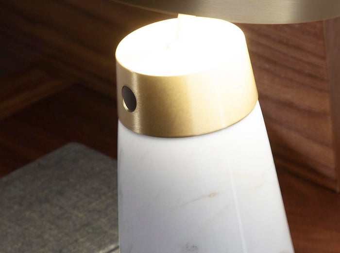 Lampada da tavolo in marmo bianco e acciaio dorato