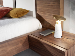 Lampada da tavolo in marmo bianco e acciaio dorato