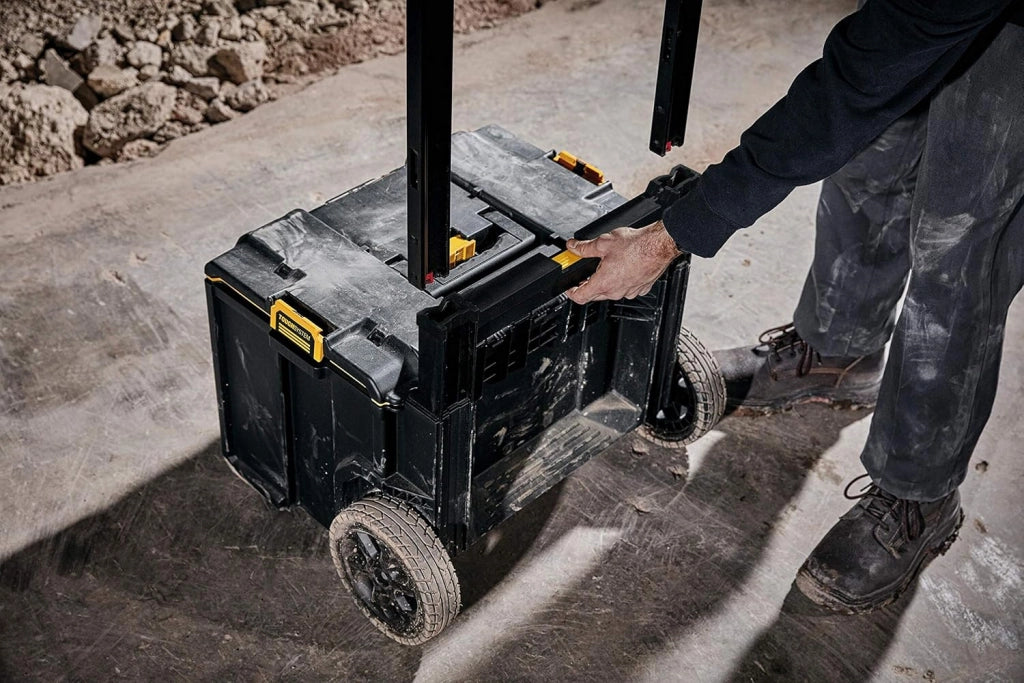 DEWALT DWST83295-1 - VASCA CON RUOTE - Schiuma strutturale di polipropilene espanso, Speciale disegn dell’apertura del coperchio con maniglia mobile per garantire il massimo volume di stoccaggio